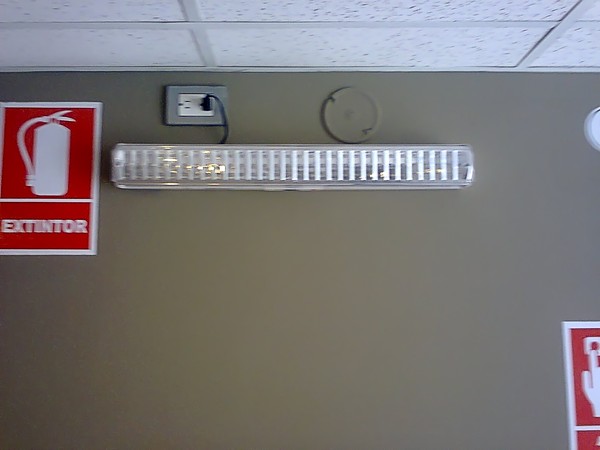 por ejemplo, una lampara HB-812 instalada en un pasadizo...ante un apagn o corte de energa, inmediatamente enciende...